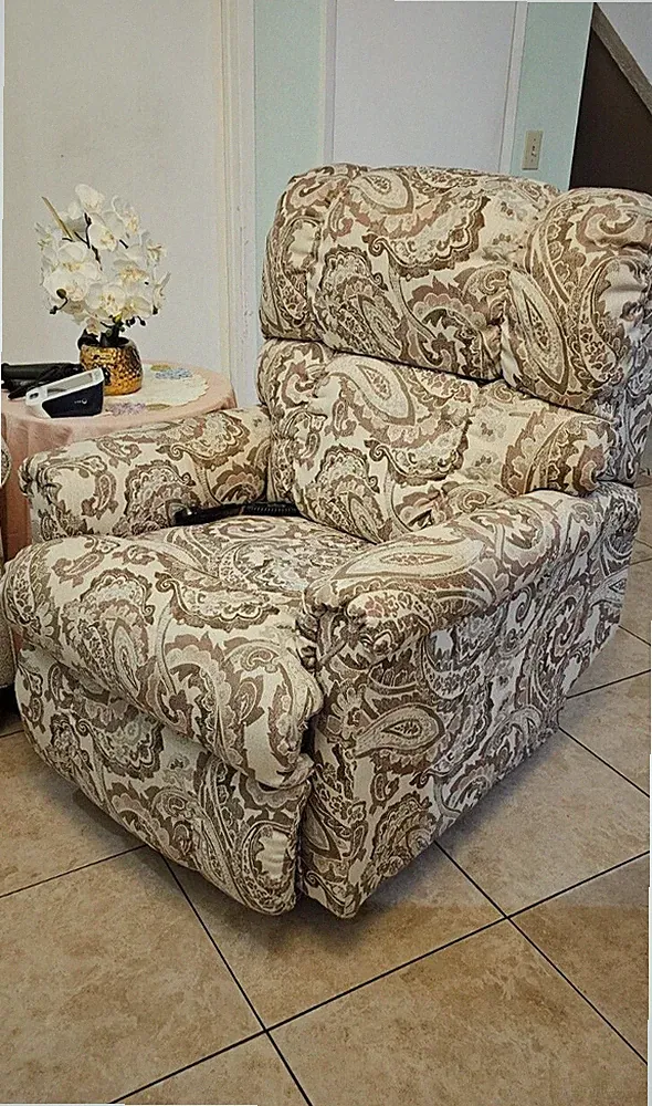 Mathis Brothers Luxury Lift Recliner Original $2000 Value Warranty Till 09/2026